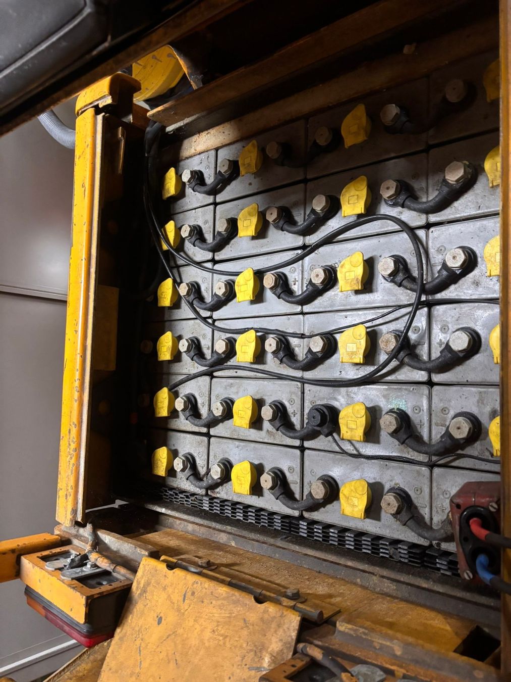Carrelli elevatori e a forche: Hyster Schweizer Elektro Stapler kompakt Klein wendig – Difettoso da Biel/Bienne venduto da 300ccc 4