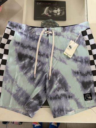 Quicksilver men’s swimming trunks 36 new