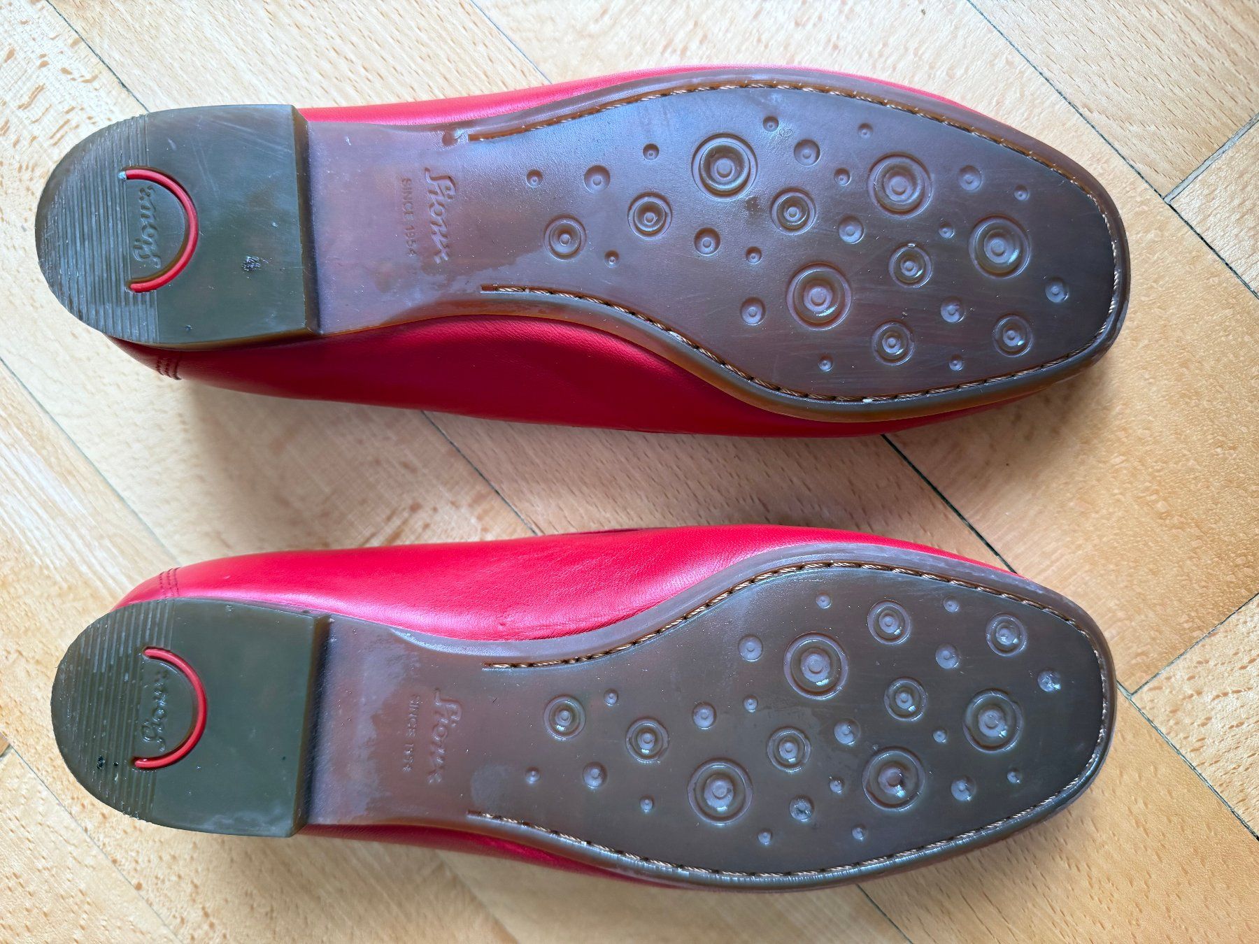 Scarpe da donna: Rote Mocassins, Sioux, handgenäht – Usato da Winterthur venduto da Trisskryssaren 2