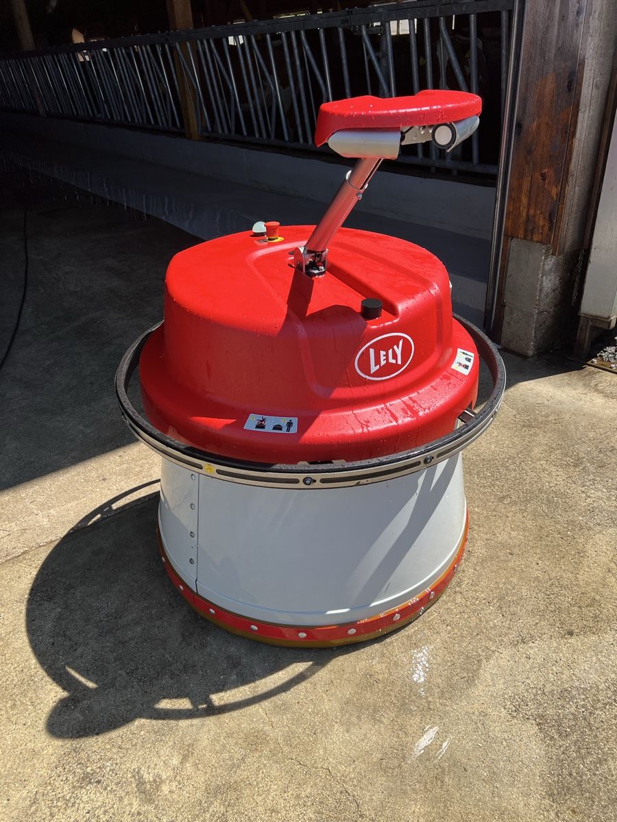 Lely Toutes les machines: Pousse fourrage Lely Juno – D'occasion à Brot-Plamboz par xdu_tk6r