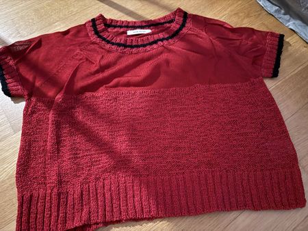 Wunderschönes Top kurzarm rot mit Details, Gr. M