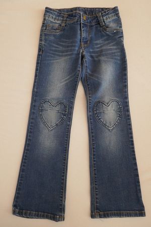 Neuwertig: Schmucke Jeans mit Herzen, Gr. 110