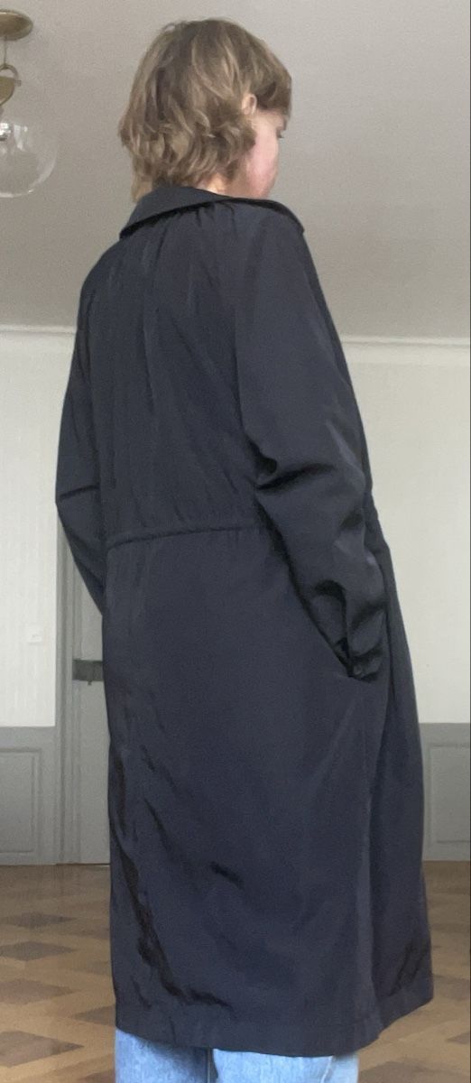 Monki Cappotti: Monki Mantel schwarz, lang, leichtes Material – Usato da Fribourg venduto da Mymikrakra01 1