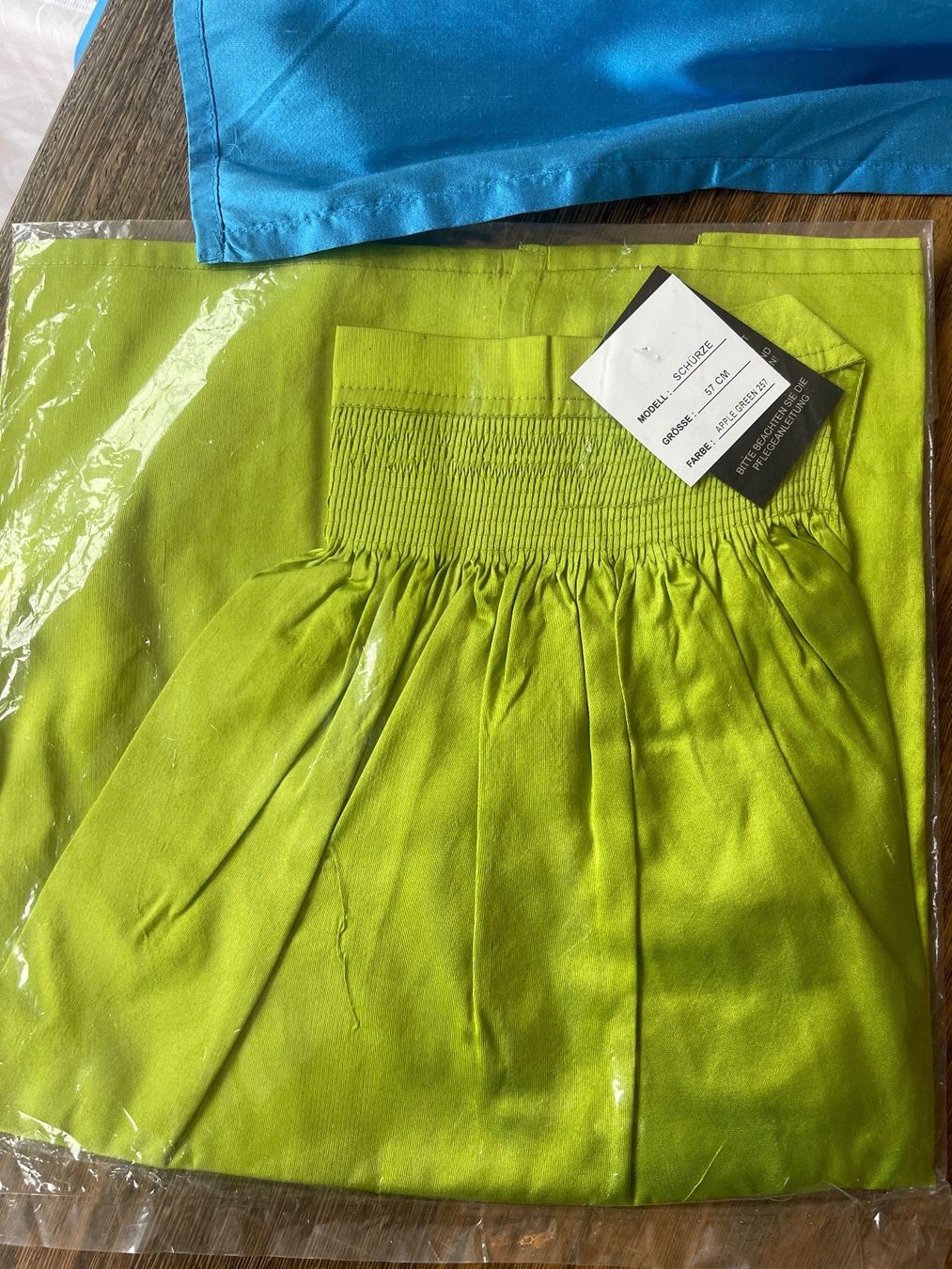 Trachtenmode: Dirndl Seiden Schürze Apple Green 57cm – Neu (gemäss Beschreibung) aus Kilchberg ZH von Seb92
