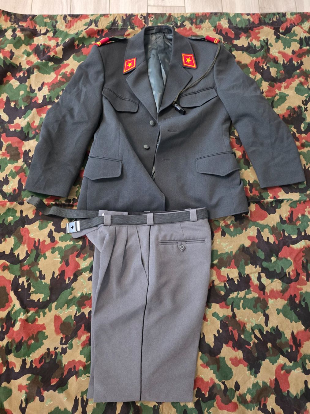 Schweizer Armee Uniformi: Armee Uniform Ausgängen Militär – Usato da Dorf venduto da Echo_Elements