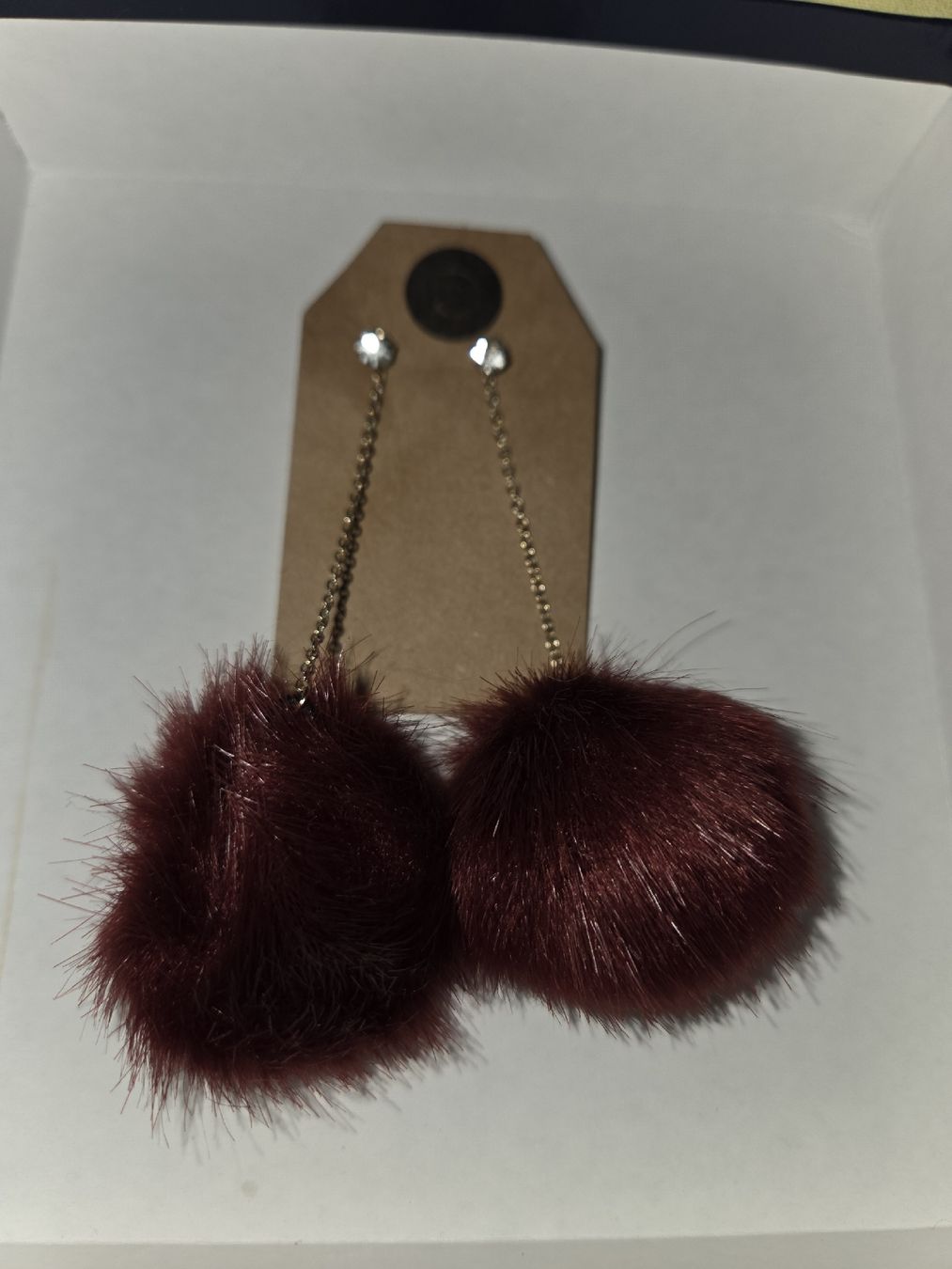 Ohrringe & -stecker: Boucles d'oreilles bordeaux pendantes – Gebraucht aus Brügg BE von man_xyd9