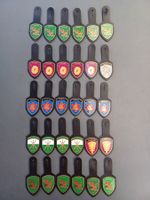 30 alte Brusttaschenanhänger farbig