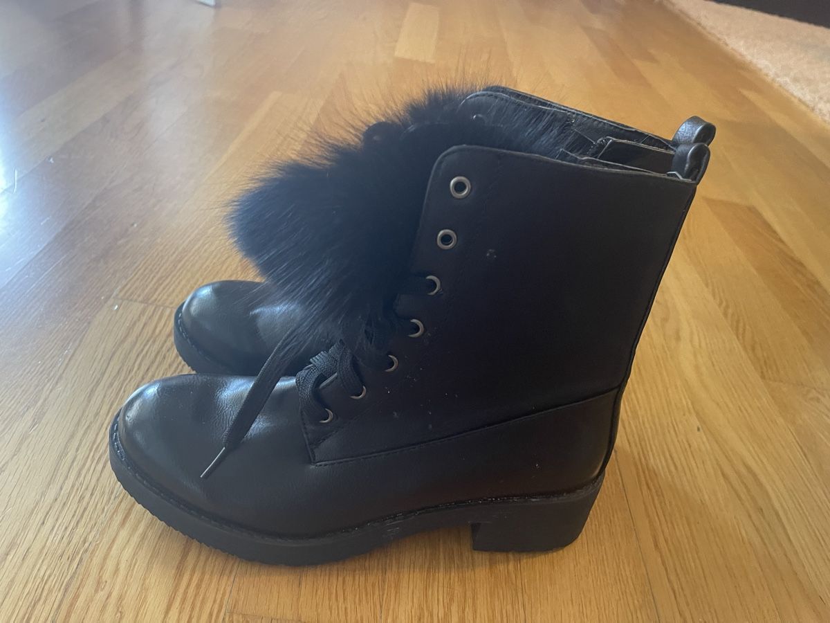 Damenschuhe: Schwarze Winterstiefel Gr. 38 mit echten Fellbommel – Gebraucht aus Rüschlikon von leo_mwz2