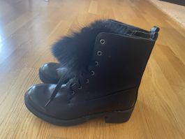Schwarze Winterstiefel Gr. 38 mit echten Fellbommel