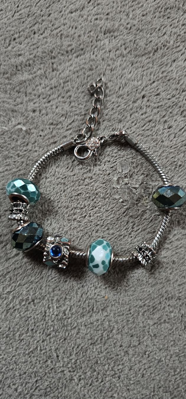 Armbänder & -reifen: Schönes Armband mit 7 Charms – Gebraucht aus Ferden von jemyce