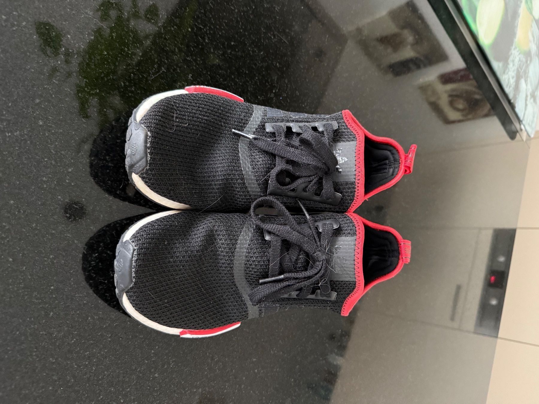 Adidas NMD R1 Schwarz/Rot Gr. 42 2/3 (Usato) a Nesselnbach per CHF 45  con  consegna | Acquista su Ricardo