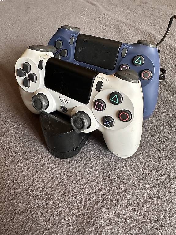 Console: PS4 Pro 1TB mit 2 Controllern + Ladestation  – Usato da Allschwil venduto da Marcel807 1