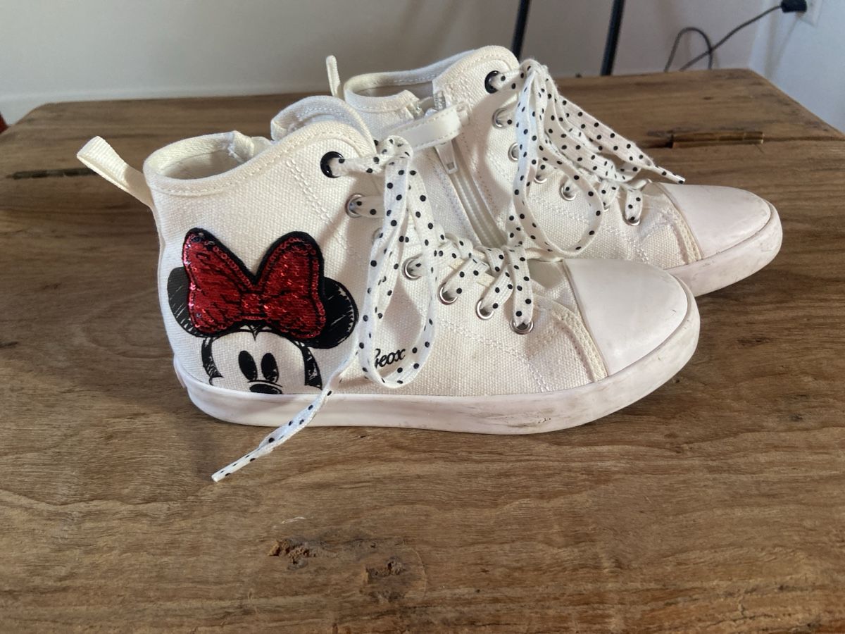 Geox Schuhe für Mädchen: Geox Mädchen Sneaker Minnie Mouse Gr. 33 weiss – Gebraucht aus Murten von februari 1