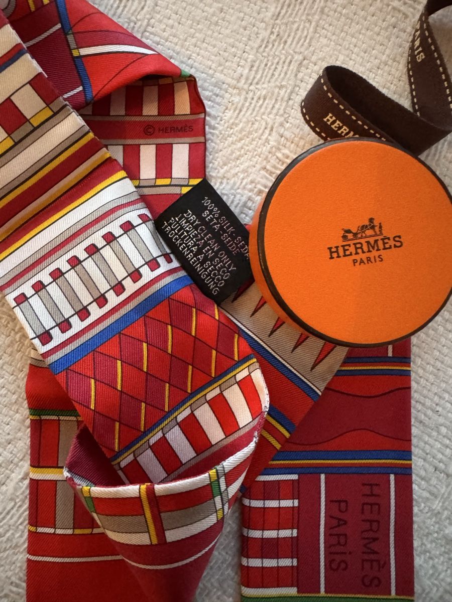 Hermès Foulards, Tücher & Schals: Hermès Twilly Voltes et Pirouettes – Neu und originalverpackt aus Genève von Allisgood 5