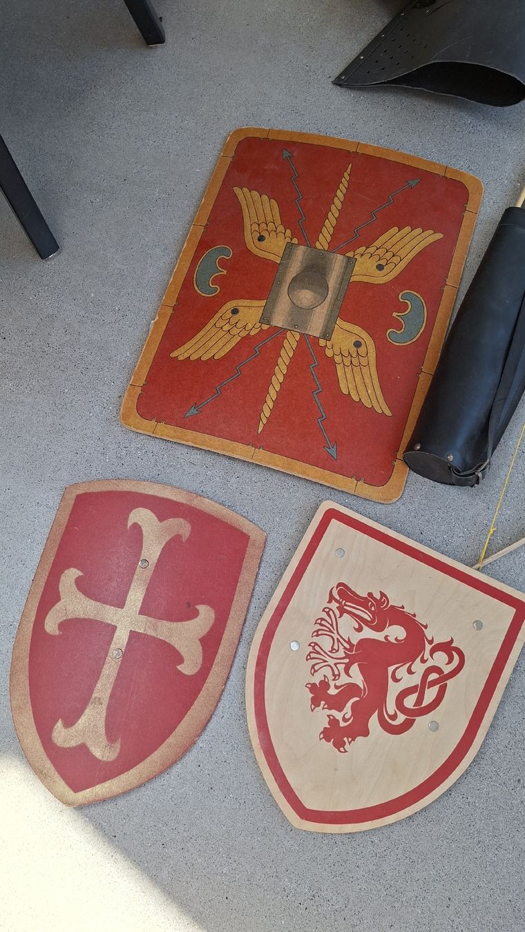 Spielzeuge: Ritterset mit Helm und Schilden/Pfeile und Bogen – Gebraucht aus Rodersdorf von trueegg 3