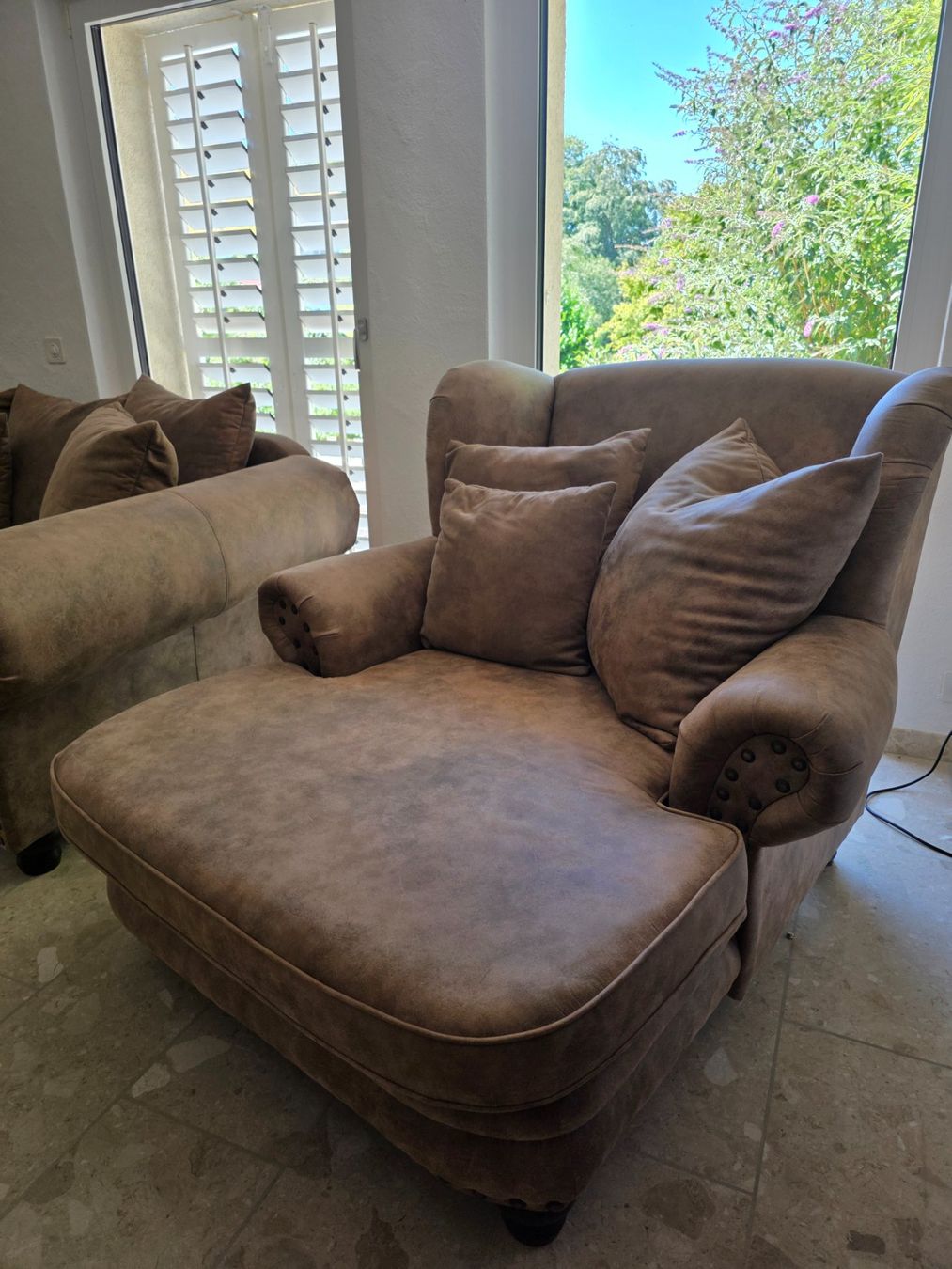 Divani: Grosses Sofa mit Loungeliege-Sessel im Antiklederlook – Usato da Frauenfeld venduto da ESO09 2