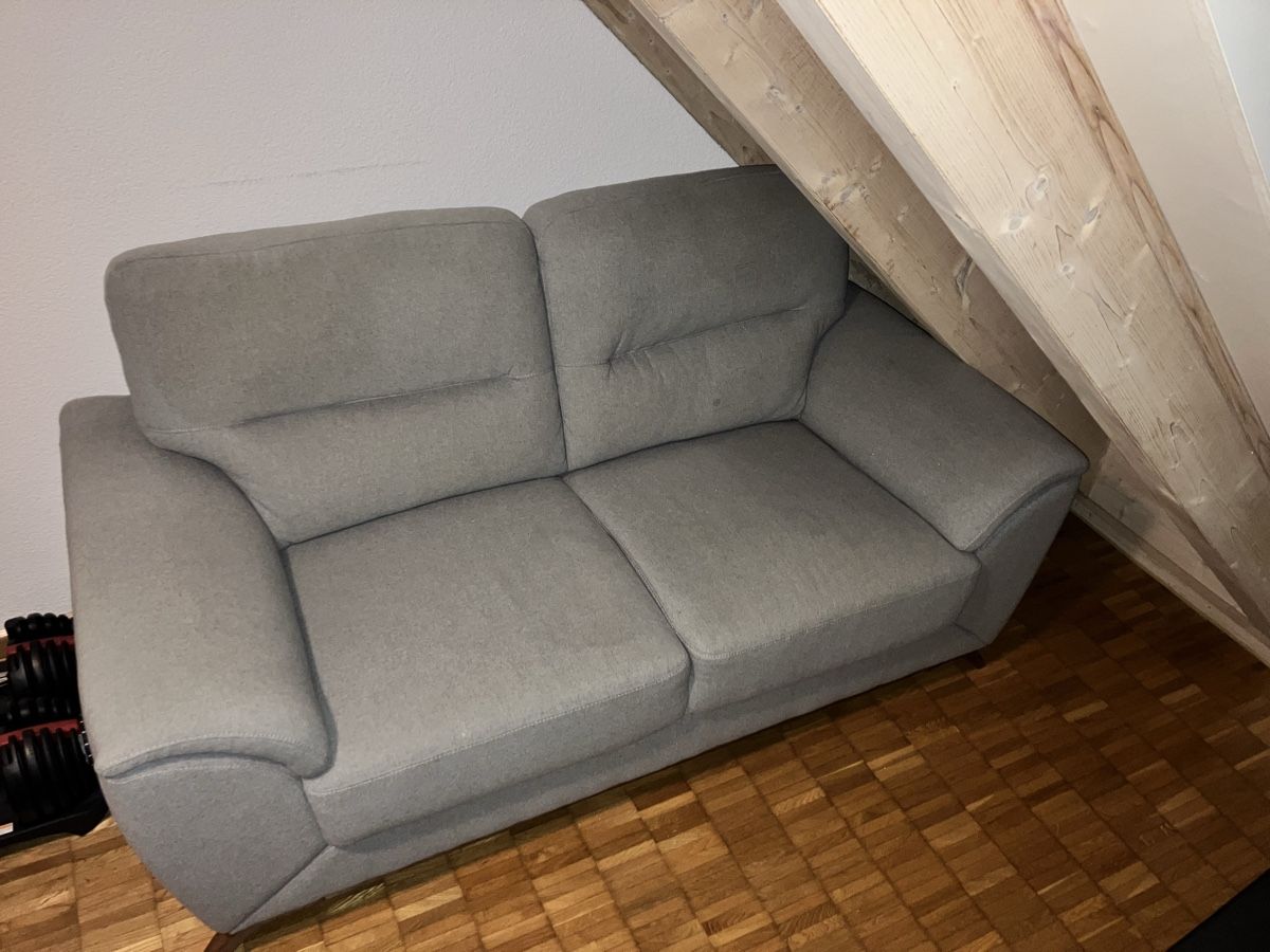 Sofas: 2er Sofa in Grau – D'occasion à Effretikon par bodycheck77 1