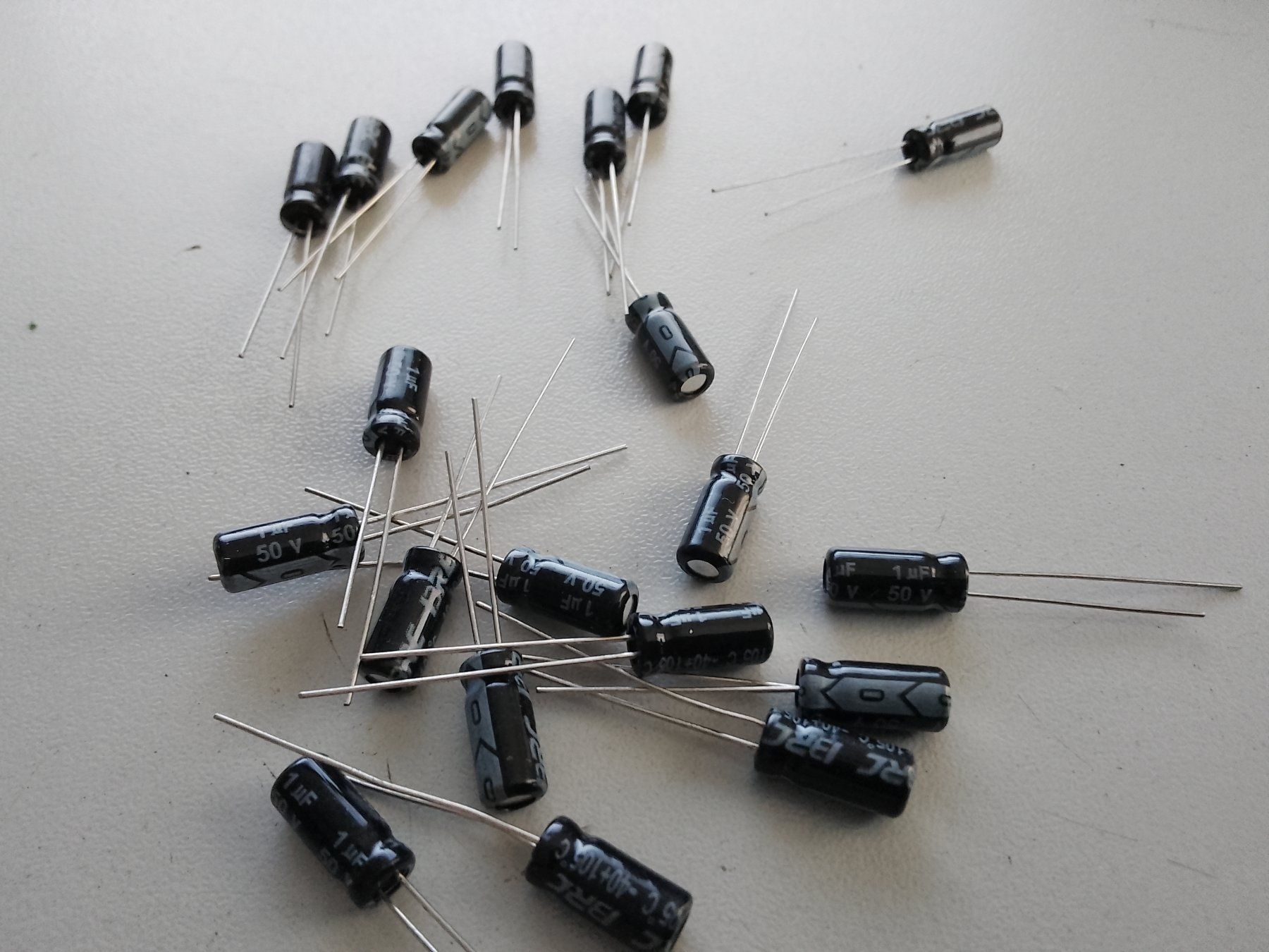 Elektronikbauteile: Elektrolyt Kondensator 1uF 50V 5Stk – Neu (gemäss Beschreibung) aus Luzern von Salefactory