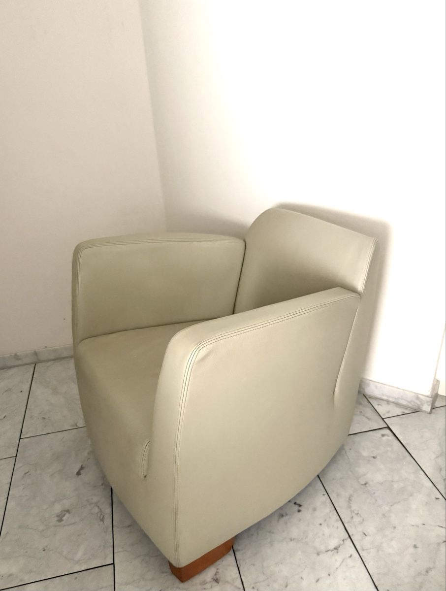 Poltrone: Ledersessel in Creme mit Holzfüssen, Sessel – Usato da Unterägeri venduto da Goldigirls