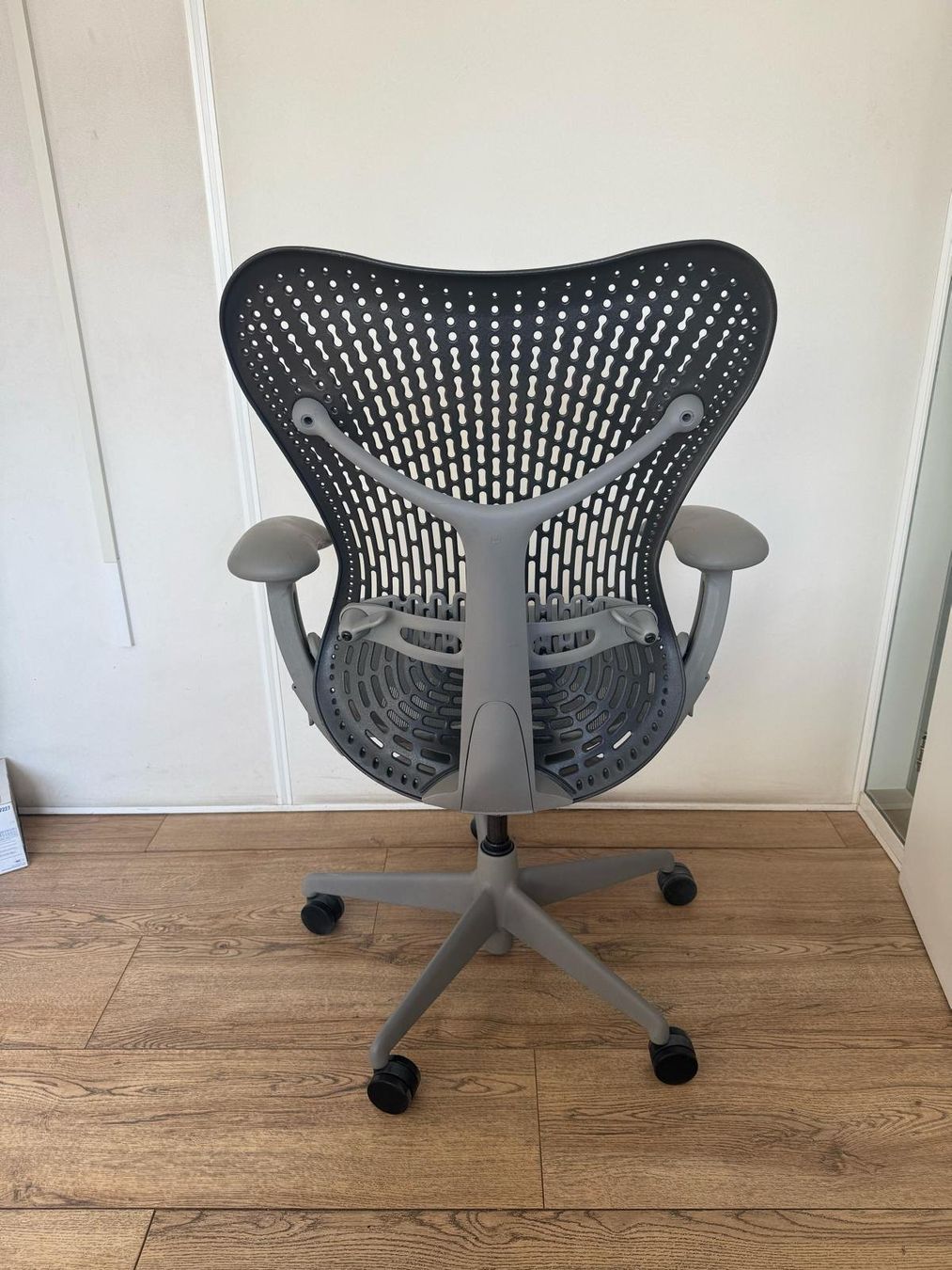 Herman Miller Stühle: Herman Miller Mirra Ligtgrey Black – Gebraucht aus Purmerend von Offeco 4