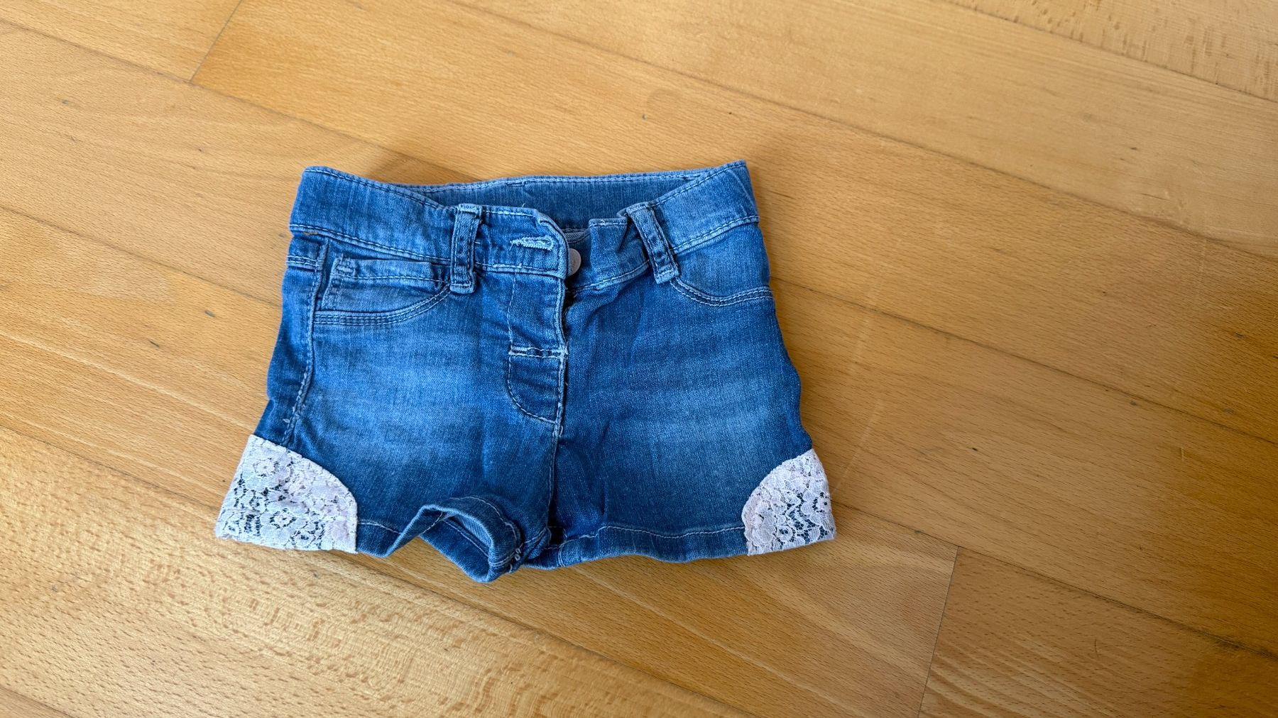 Pantaloni: Süesse Jeans Shorts mit Spitze Grösse 80/86 – Usato da Rapperswil SG venduto da Snoptic