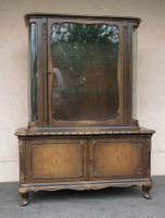 älteres Chippendale Vitrinenmöbel mit hübschen Details