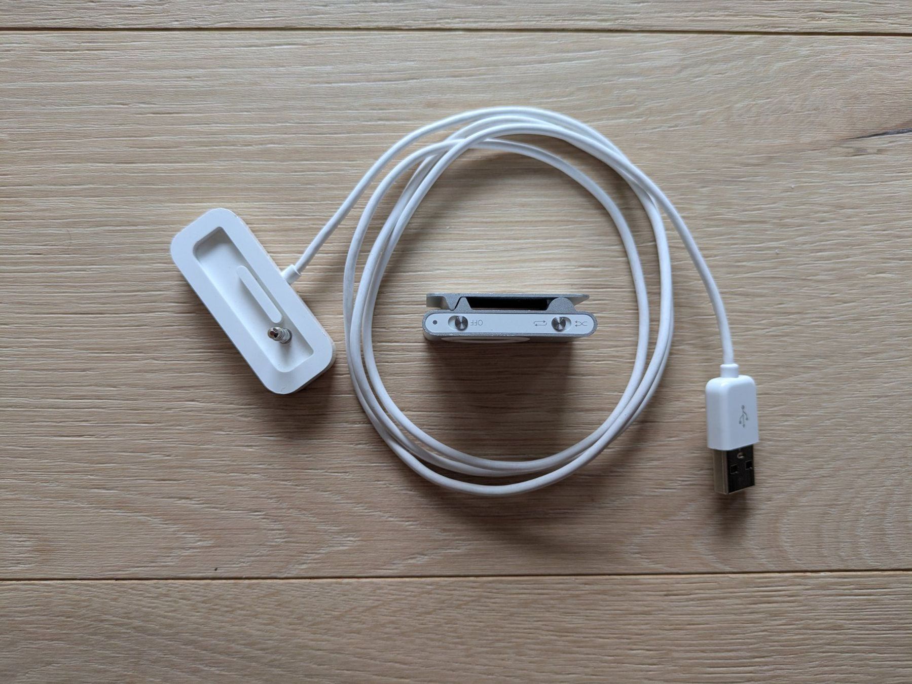 Apple Tragbarer Mediaplayer: iPod shuffle 2GB with usb cable/dock – Gebraucht aus Vessy von Krono5 3
