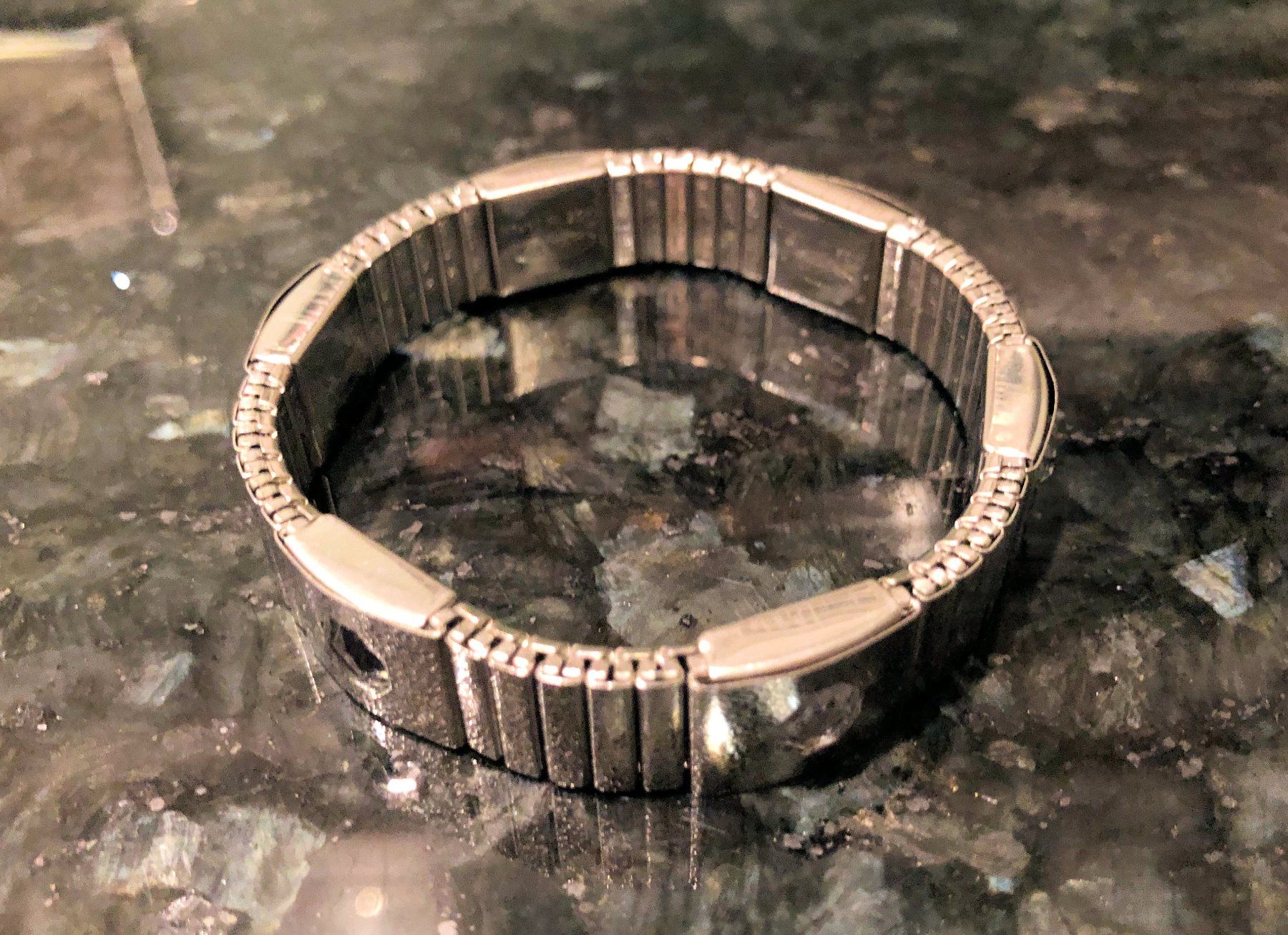 Bracelets: Magnetarmband mit weissen Steinen – Neuf avec emballage d'origine à Rüti ZH par Jasna89