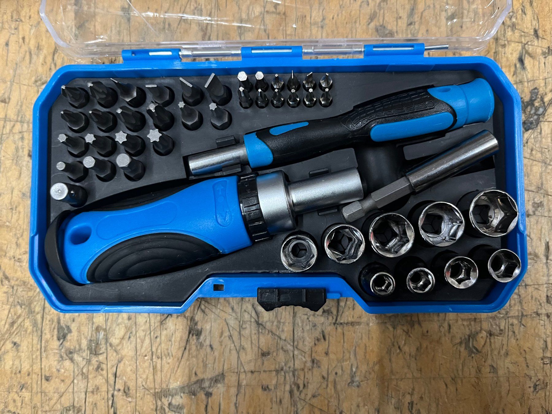 Tous les outils: Bit Set Ratsche mit Nüssen – Neuf (Voir description) à Stüsslingen par Shoebby_tools