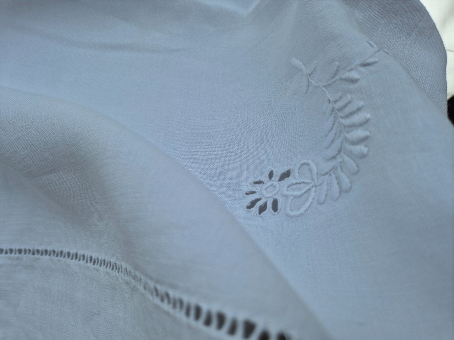 Biancheria da letto: Alte feine Leinen-Leintuch mit Monogramm BL, handbestickt – Usato da Bern venduto da aronari 5