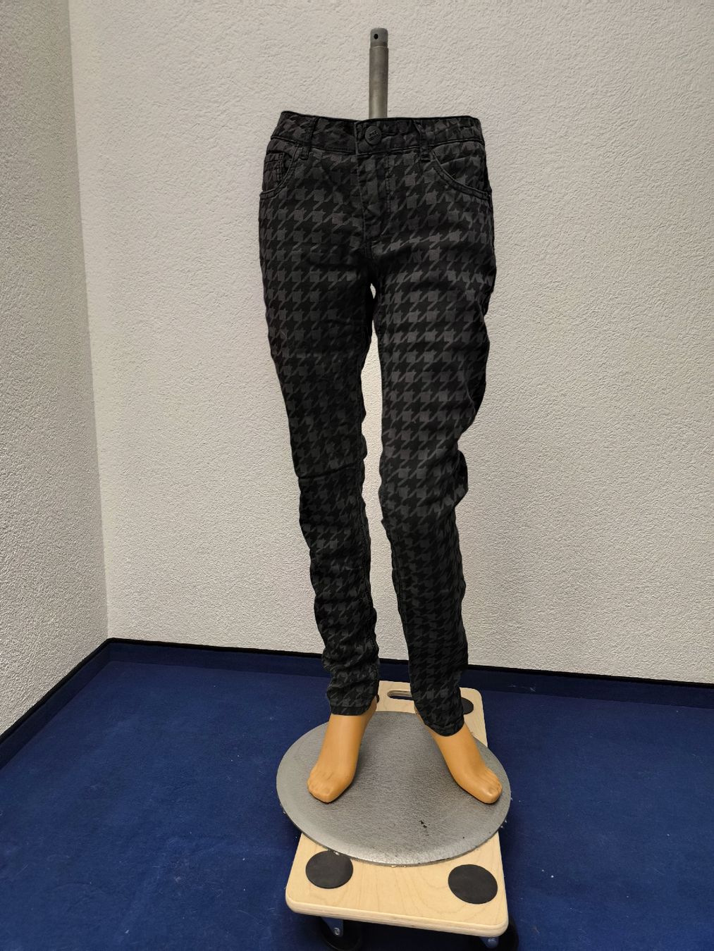 Pantaloni: Hosen mit coolen Muster - Gothic, Punk, Emo – Usato da Fischbach LU venduto da BuBri
