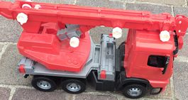 Grosser Spielzeug Kranwagen, rot, für Kinder ab 3 Jahren
