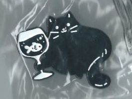 Schwarze Katze mit Goldfischglas, Pin