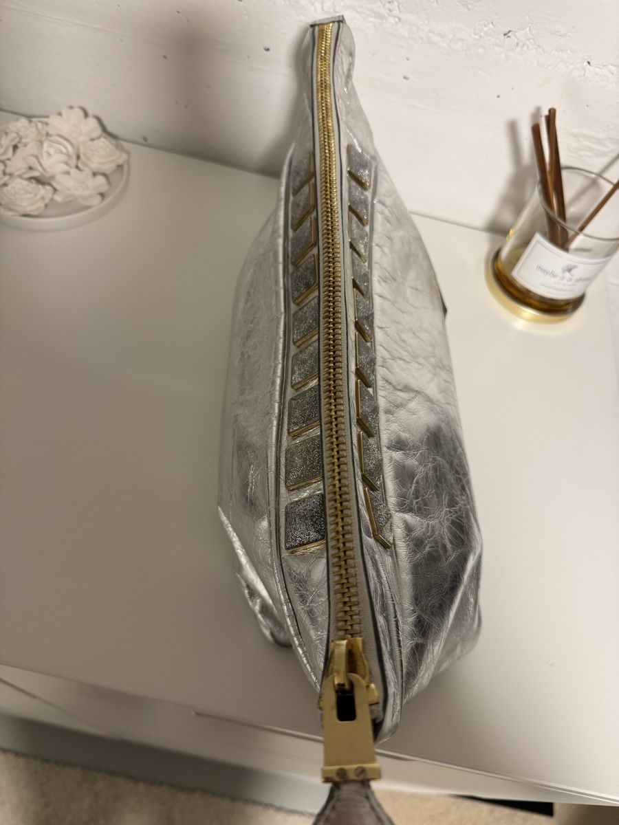 Marc Jacobs Borse da donna: Marc Jacobs Silver Leather Clutch Bag - Stunning! – Nuovo (secondo la descrizione) da Sarnen venduto da vik_jw5z 5