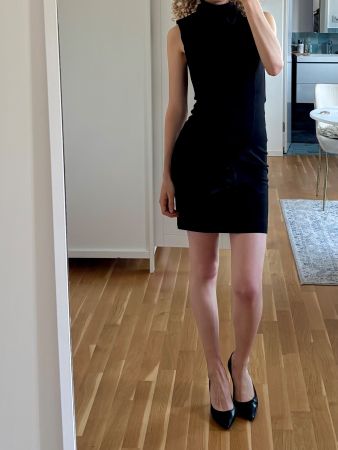 Sandro schwarzes Kleid mit Schal T2