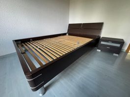 Bett mit Nachttisch