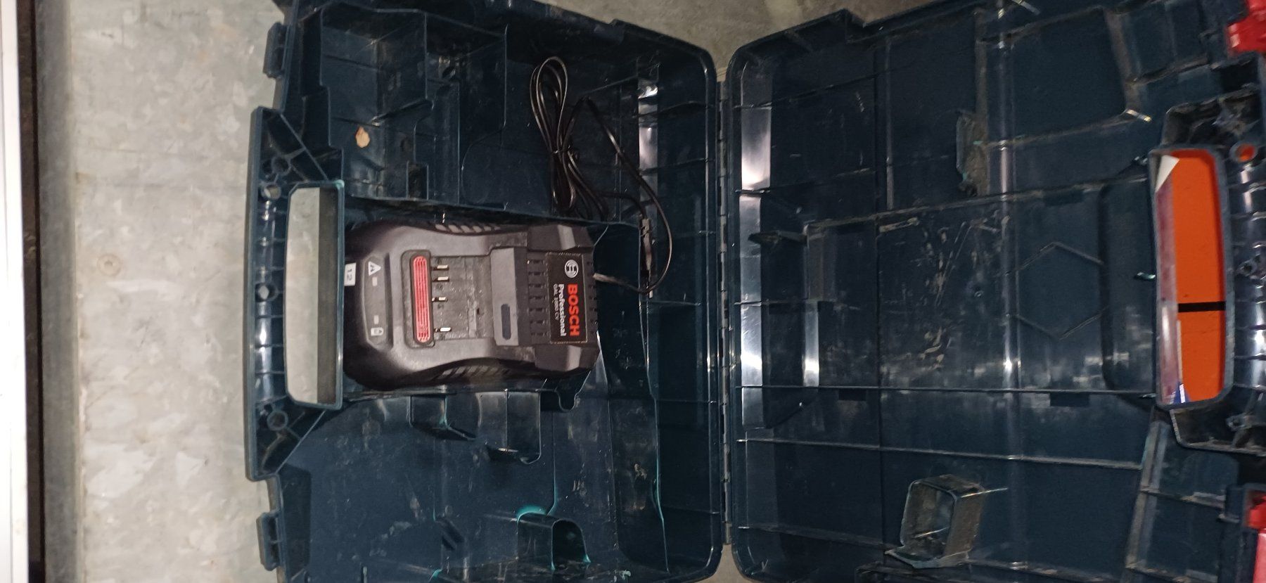 Bosch Caricatori & Batterie: Bosch Koffer mit Akku Ladegerät 18V – Usato da Dinhard venduto da Betonblocksteine.ch 1