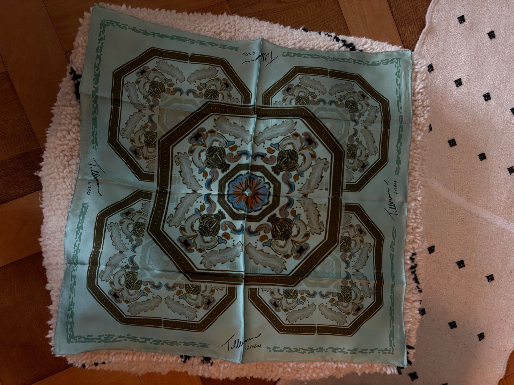 Foulard & Sciarpe: Elegantes Seidentuch 60x60 aus Seide – Nuovo e nell'imballaggio originale da Zürich venduto da chloe26 1