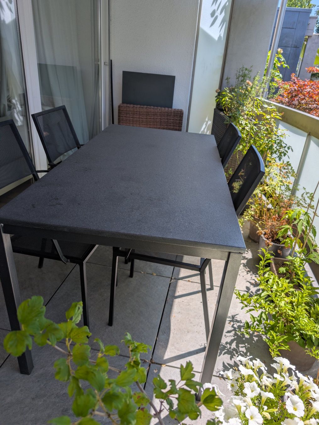 Set de table et chaises: Gartentisch mit 4Stühlen, mit Natursteinplatte anthrazit – D'occasion à Zürich par mulife