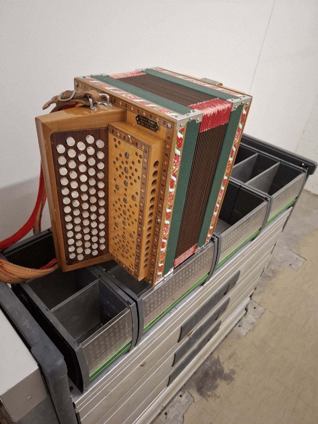 Strumenti musicali: schwyzerorgeli chromatish – Usato da Villeneuve venduto da BibiVintage