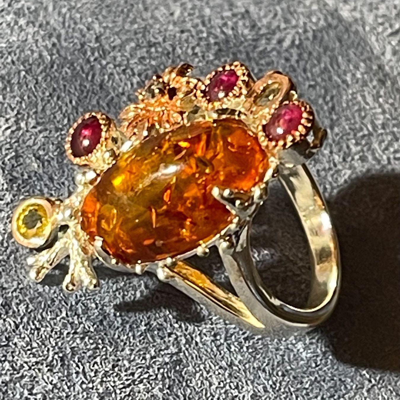 Llan Valls Joies Anelli: Natural African Red Amber & Ruby Asymmetric Gold 925SS Ring – Nuovo e nell'imballaggio originale da Birsfelden venduto da Brut 5