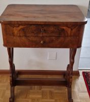 Belle table à ouvrage ancienne en noyer massif 19ème siècle
