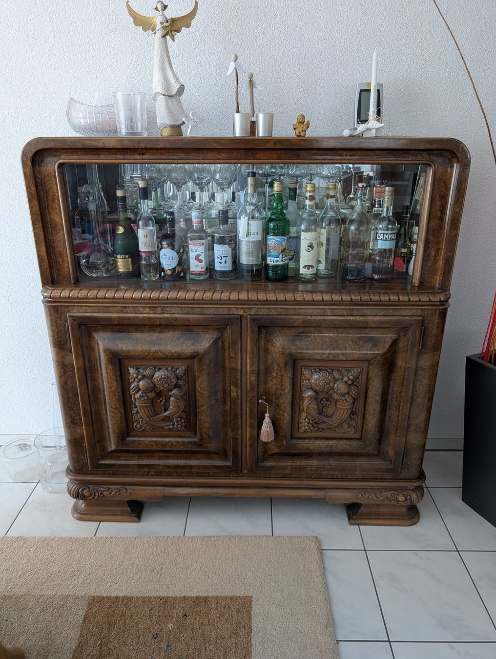Vitrinen: Vitrine, Nussbaum Massiv Holz mit Schnitzerei – Gebraucht aus Amriswil von rabi66
