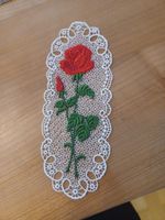 10 handgearbeitete Spitzendeckchen mit Rosenstickerei – 6 ×
