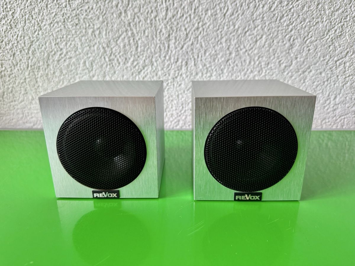 Revox Casse acustiche: Revox Magic Cube - paire avec pieds – Usato da Moutier venduto da MajoretteMuffin