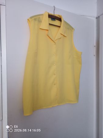 Gelbes Top mit Kragen