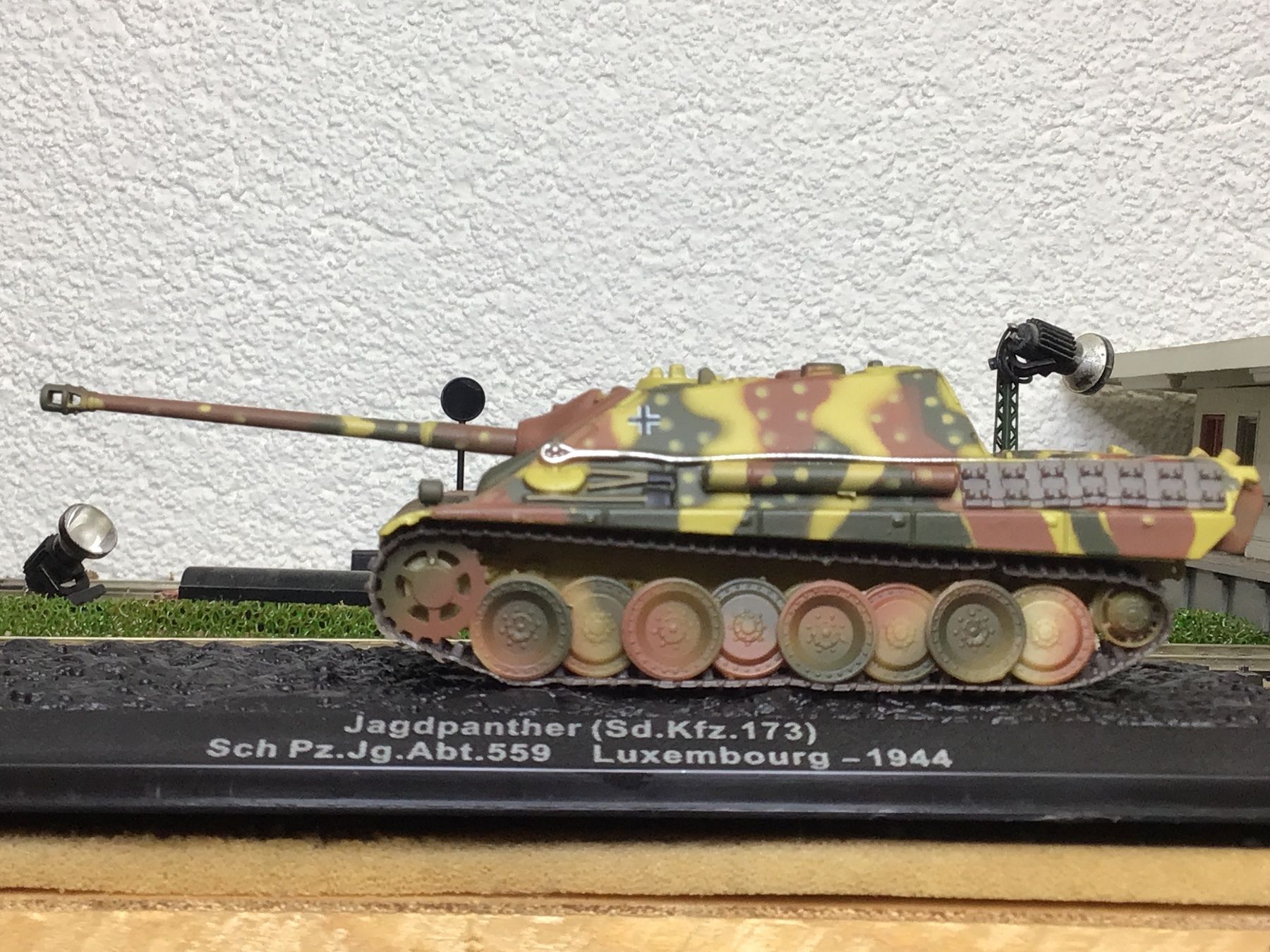 Kit di modellismo & Modellini statici: 1:72 Jagdpanther Modellpanzer mit Vitrine – Nuovo e nell'imballaggio originale da Männedorf venduto da Modell-Spezialisten