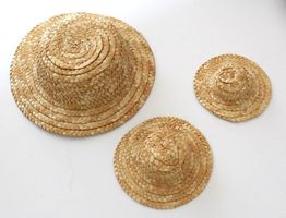 Deko- und / oder Puppen-Strohhüte