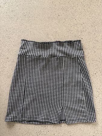 Bershka Minirock Grösse S, Schwarz-Weiss kariert mit Schlitz