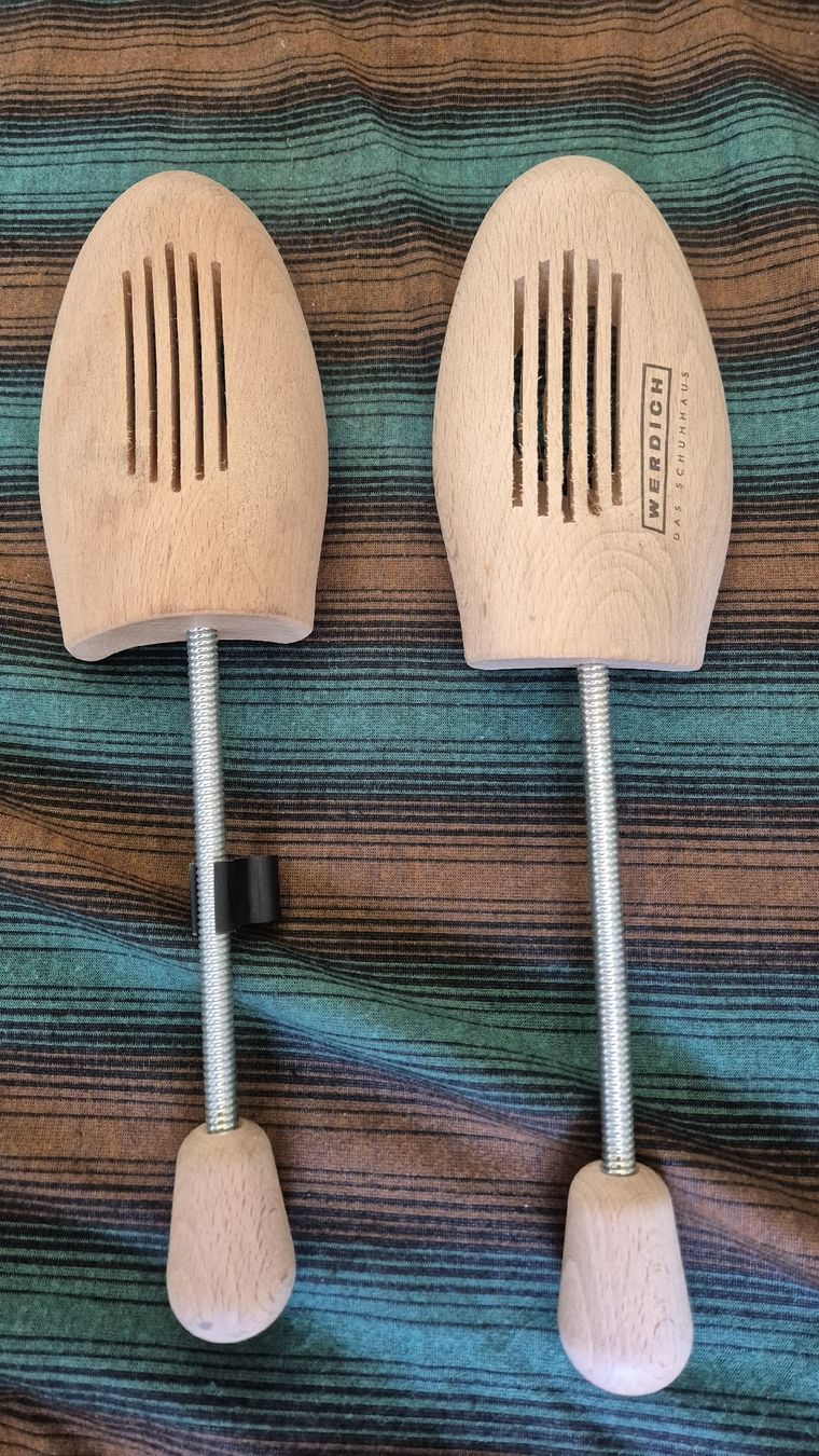 Scarpe da uomo: Schuhspanner, 3 Paar aus Holz, Gösse 44-45 – Usato da Uster venduto da AMBr01 1